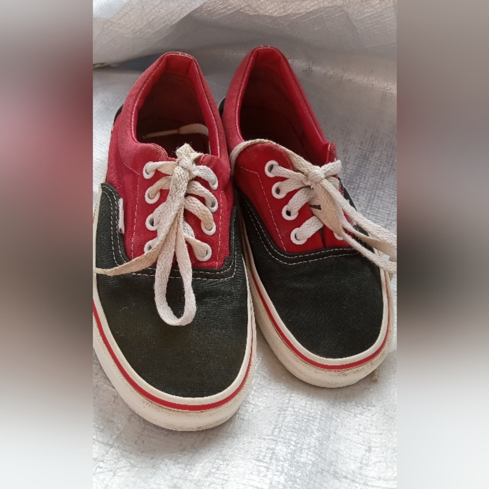 ∆Vans City Campus Doren Varsity Colorblocked Sneakers Size: 6.5 Women, 6 Men